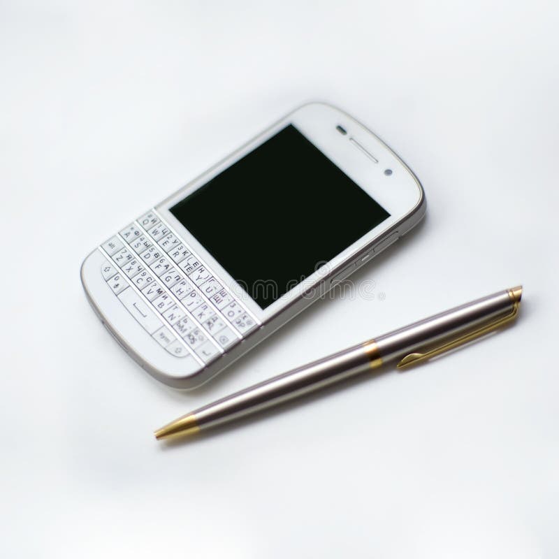 Белые smartphone и ручка дела стоковое изображение rf Белые smartphone и ручка дела стоковое изображение rf