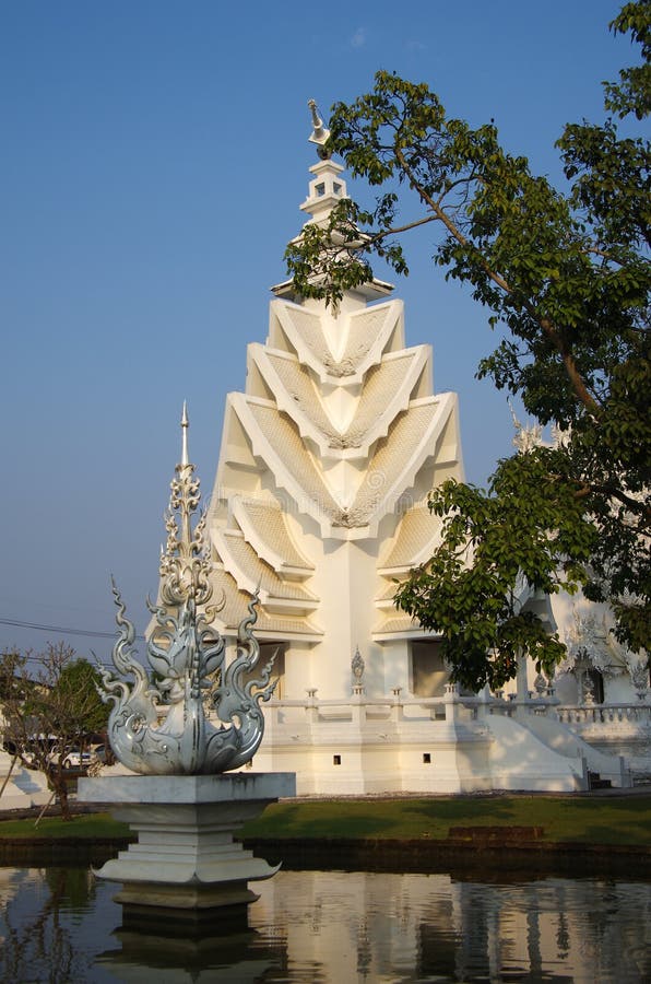 Белый висок Wat Rong Khun в Chiang Rai, северном Таиланде стоковое фото Белый висок Wat Rong Khun в Chiang Rai, северном Таиланде стоковое фото