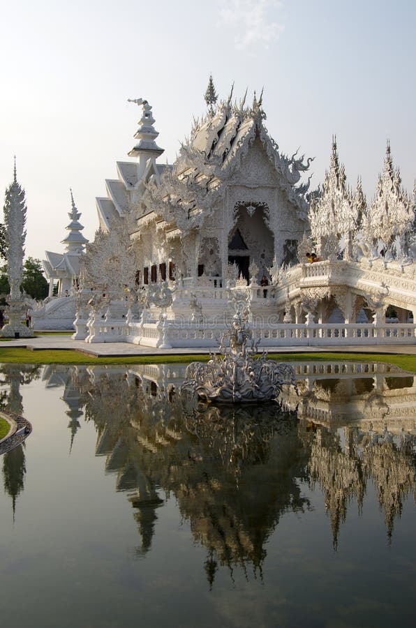 Белый висок Wat Rong Khun в Chiang Rai, северном Таиланде стоковая фотография Белый висок Wat Rong Khun в Chiang Rai, северном Таиланде стоковая фотография