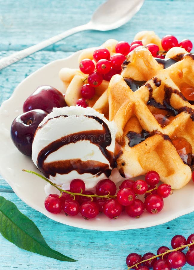 Бельгия waffles с соусом, мороженым и ягодами шоколада стоковое изображение Бельгия waffles с соусом, мороженым и ягодами шоколада стоковое изображение