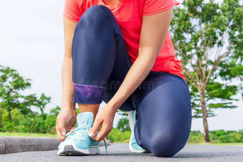 Бегун молодой женщины связывая ботинки спорта Подготовка для runnin стоковые изображения rf