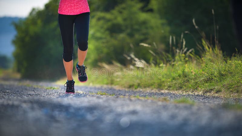 Бегун спортсменки Крупный план на ботинке jog захода солнца фитнеса женщины стоковые изображения Бегун спортсменки Крупный план на ботинке jog захода солнца фитнеса женщины стоковые изображения