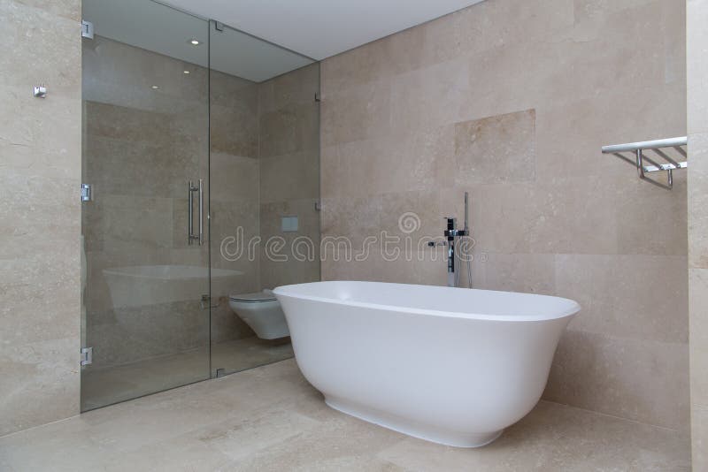 бежевый современный роскошный bathroom стоковые фотографии rf бежевый современный роскошный bathroom стоковые фотографии rf