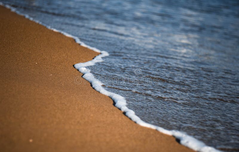 Белая волна моря на золотом конце-вверх песка i Открытое море Прилив моря стоковое изображение rf Белая волна моря на золотом конце-вверх песка i Открытое море Прилив моря стоковое изображение rf