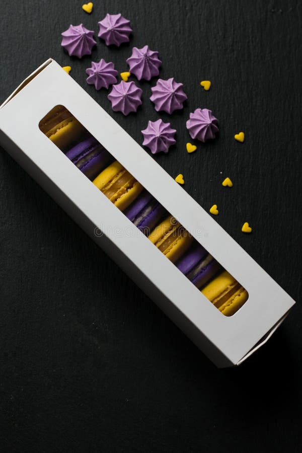 Белая коробка с macaroons на черной таблице стоковые фото Белая коробка с macaroons на черной таблице стоковые фото