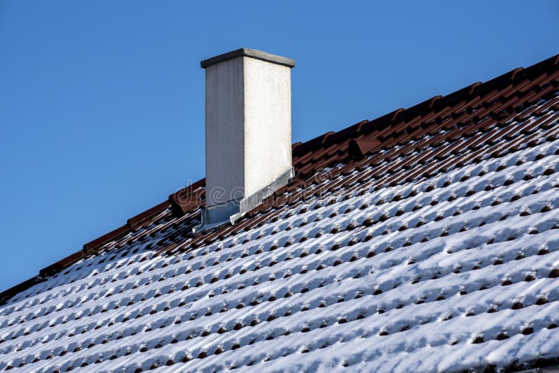 Белая печная труба на красной крыше покрытой с снегом Стоковое Фото ...