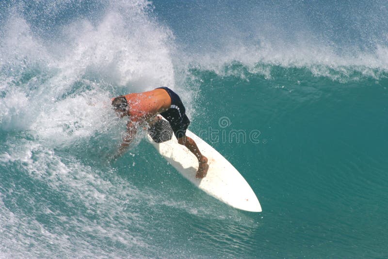 белизна серфера surfboard занимаясь серфингом стоковое изображение белизна серфера surfboard занимаясь серфингом стоковое изображение