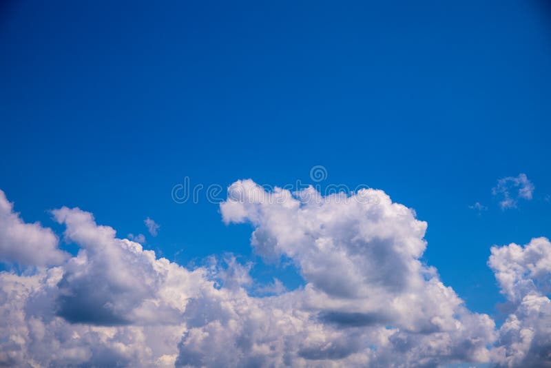 Белое облако и ясное голубое небо выше Солнечная предпосылка фото cloudscape Skyscape с пушистыми облаками стоковая фотография rf Белое облако и ясное голубое небо выше Солнечная предпосылка фото cloudscape Skyscape с пушистыми облаками стоковая фотография rf