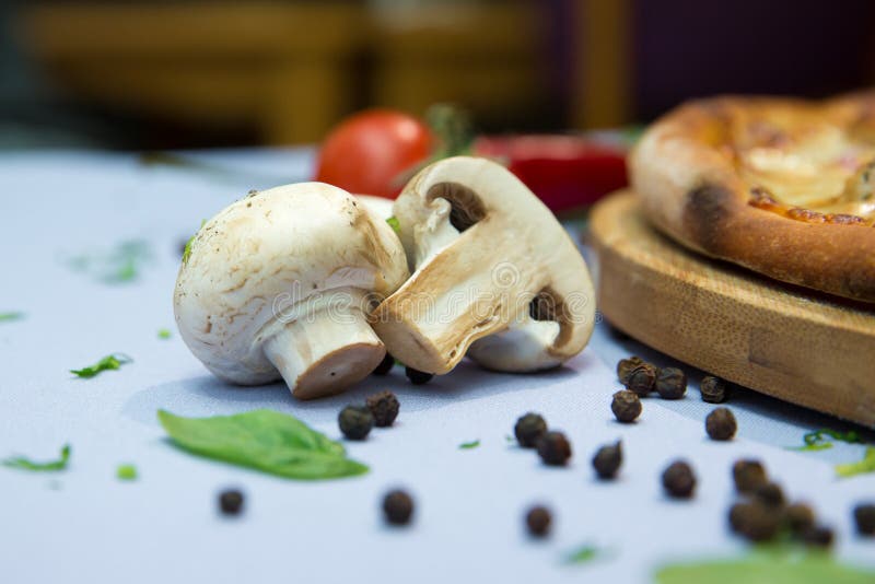 Белые champignons грибов, укроп, петрушка, старый деревянный стол, загородный стиль, выборочный фокус Одиночные белые гриб и сред стоковое изображение rf Белые champignons грибов, укроп, петрушка, старый деревянный стол, загородный стиль, выборочный фокус Одиночные белые гриб и сред стоковое изображение rf