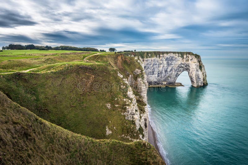 Белые скалы Etretat и алебастра плавают вдоль побережья, Нормандия, франк стоковые изображения Белые скалы Etretat и алебастра плавают вдоль побережья, Нормандия, франк стоковые изображения