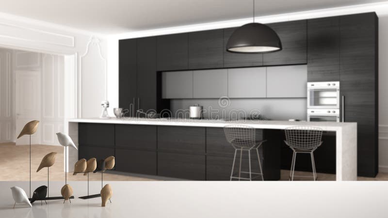 Белые столешница или полка с minimalistic орнаментом птицы, безделушкой пташки над современной кухней в классической квартире, шк стоковая фотография rf Белые столешница или полка с minimalistic орнаментом птицы, безделушкой пташки над современной кухней в классической квартире, шк стоковая фотография rf