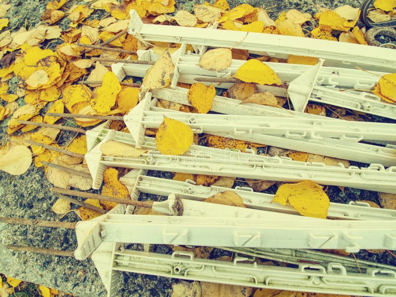 Белый полюс HDPE с крючками, изготовленными из электрической проволоки стоковая фотография rf Белый полюс HDPE с крючками, изготовленными из электрической проволоки стоковая фотография rf