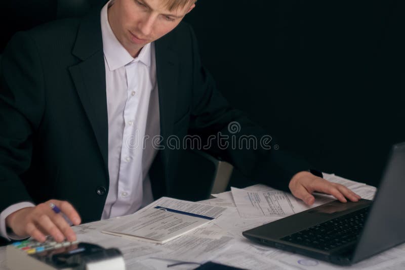 Белый человек работая в офисе с документами r Бизнесмен на работе внутри стоковая фотография Белый человек работая в офисе с документами r Бизнесмен на работе внутри стоковая фотография