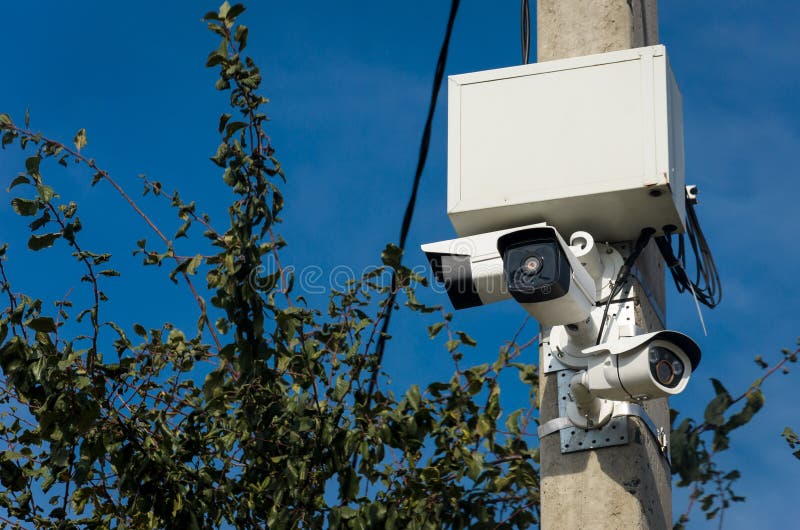 3 белых внешних камеры CCTV на конкретном штендере на s стоковые фото 3 белых внешних камеры CCTV на конкретном штендере на s стоковые фото