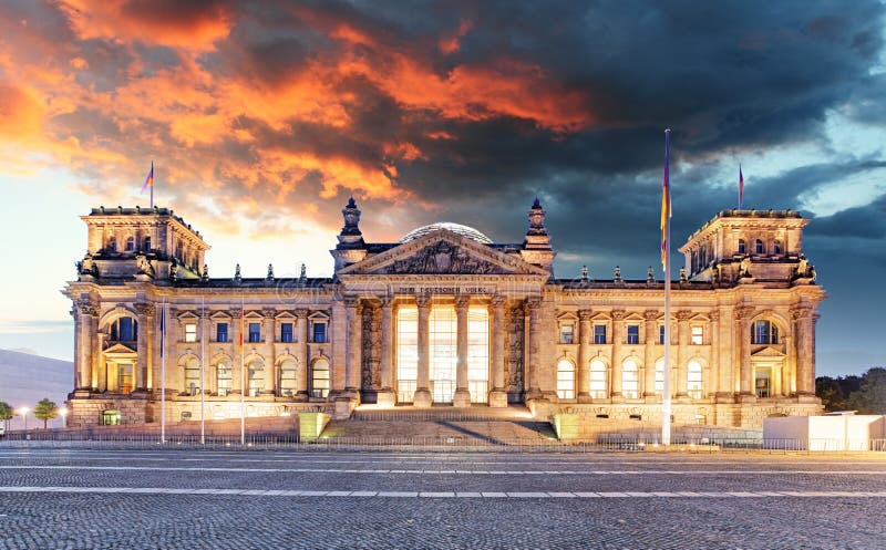 Берлин - Reichstag и восход солнца, Германия стоковая фотография rf Берлин - Reichstag и восход солнца, Германия стоковая фотография rf