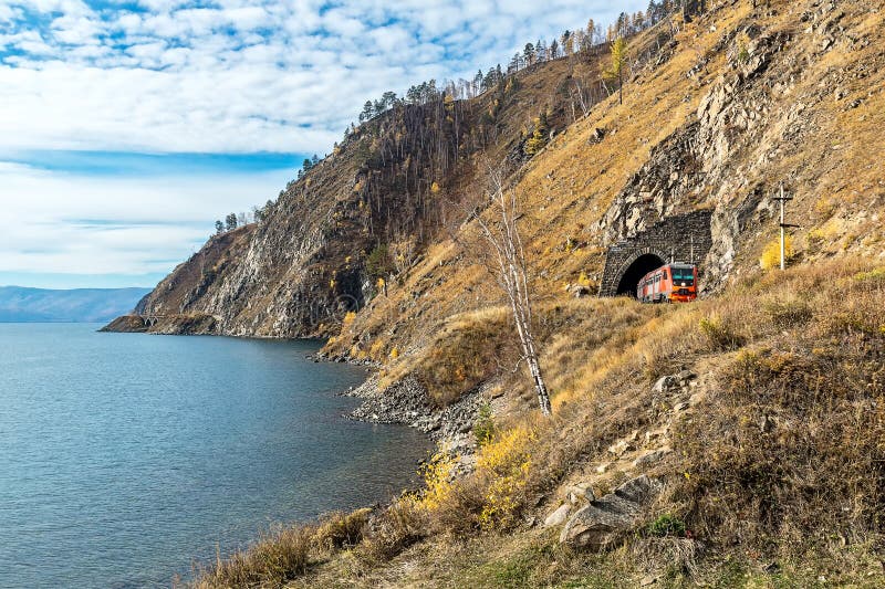 Берег Lake Baikal на железной дороге Circum-Байкала стоковое фото rf Берег Lake Baikal на железной дороге Circum-Байкала стоковое фото rf
