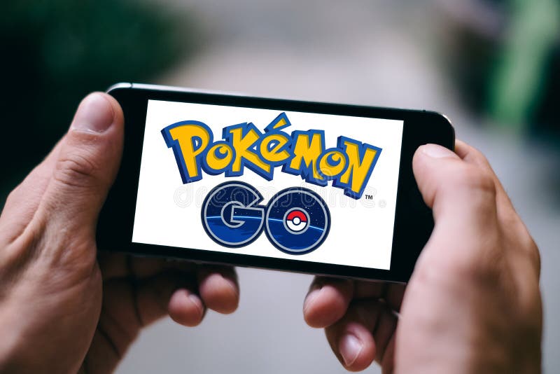 БЕРЛИН, ГЕРМАНИЯ - 20-ОЕ АПРЕЛЯ 2018: Крупный план экрана iPhone с POKEMON ИДЕТ ЛОГОТИП и ЗНАЧОК APP стоковая фотография rf БЕРЛИН, ГЕРМАНИЯ - 20-ОЕ АПРЕЛЯ 2018: Крупный план экрана iPhone с POKEMON ИДЕТ ЛОГОТИП и ЗНАЧОК APP стоковая фотография rf