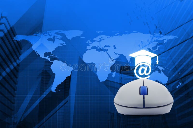 Беспроволочная мышь компьютера с значком обучения по Интернетуу над картой и городом t стоковая фотография Беспроволочная мышь компьютера с значком обучения по Интернетуу над картой и городом t стоковая фотография
