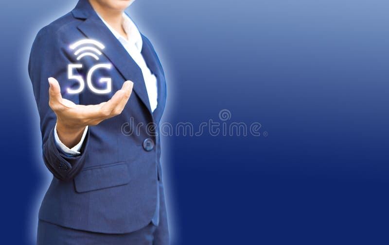 беспроводные сети 5G в бизнесменах вручают шоу для новых соединений с космосом экземпляра стоковое фото беспроводные сети 5G в бизнесменах вручают шоу для новых соединений с космосом экземпляра стоковое фото