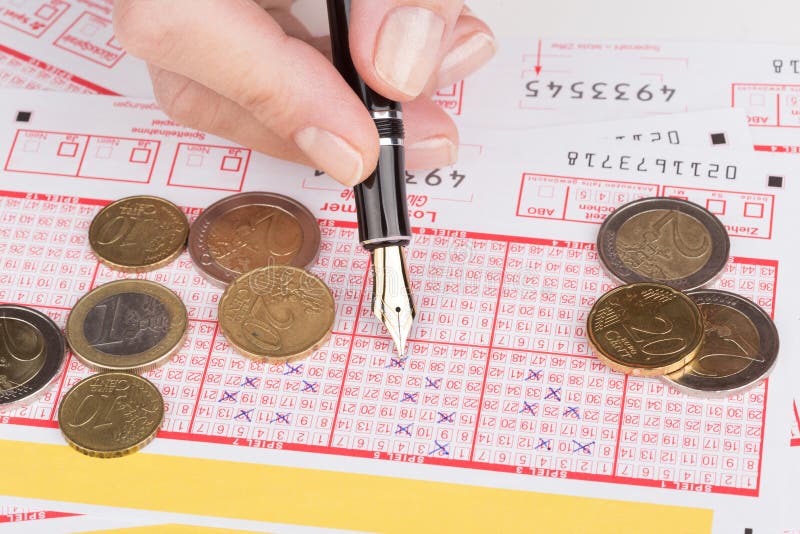 Билет lotto женской руки заполняя стоковая фотография rf Билет lotto женской руки заполняя стоковая фотография rf