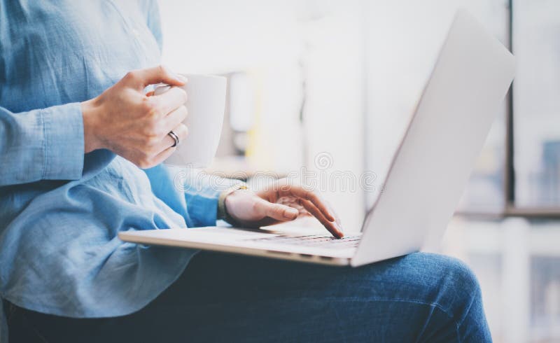 Бизнес-леди фото молодая работая с новым startup проектом в офисе Современная тетрадь держа руки, чашку кофе стоковое изображение rf Бизнес-леди фото молодая работая с новым startup проектом в офисе Современная тетрадь держа руки, чашку кофе стоковое изображение rf