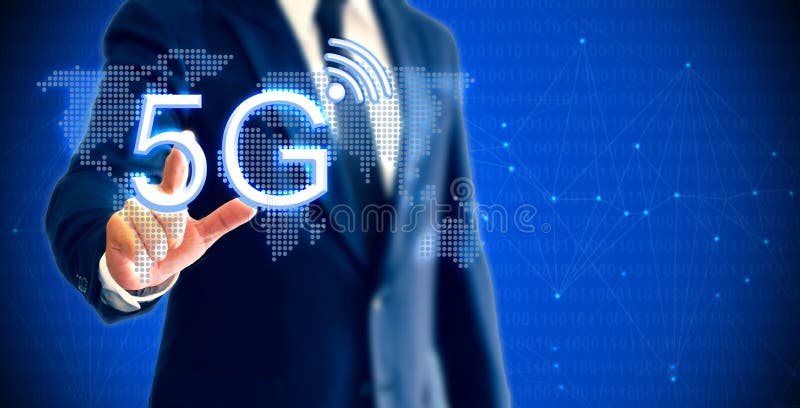 Бизнесмен showning радиотелеграф интернета сети 5G мобильный который представляет концепцию высокоемкого метода передачи стоковая фотография Бизнесмен showning радиотелеграф интернета сети 5G мобильный который представляет концепцию высокоемкого метода передачи стоковая фотография