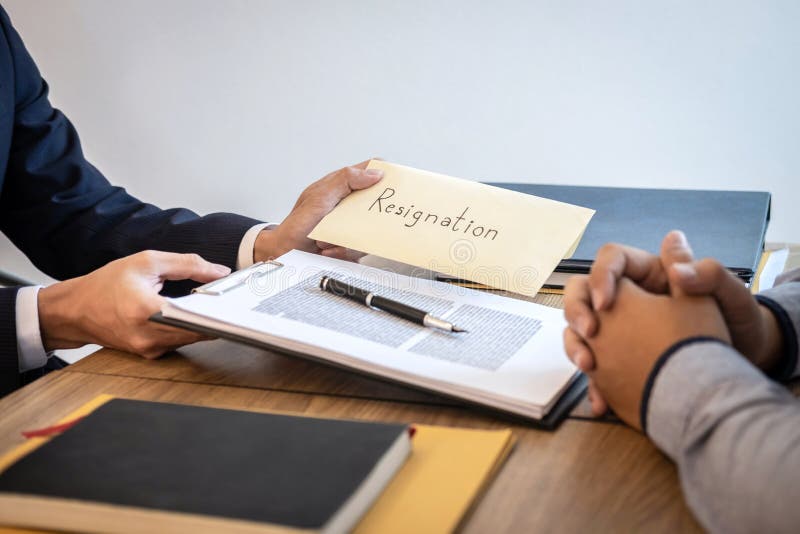 Бизнесмен отправляя уведомление об отставке в босс работодателя для того чтобы уволить контракт, изменяя и отказывая от концепции стоковое изображение rf Бизнесмен отправляя уведомление об отставке в босс работодателя для того чтобы уволить контракт, изменяя и отказывая от концепции стоковое изображение rf