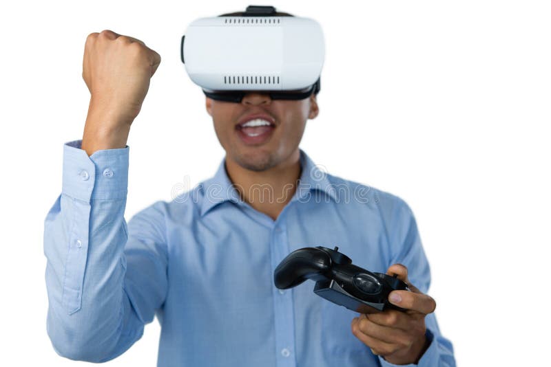 Бизнесмен с кулаком стекел vr обхватывая пока играющ видеоигру стоковые фото