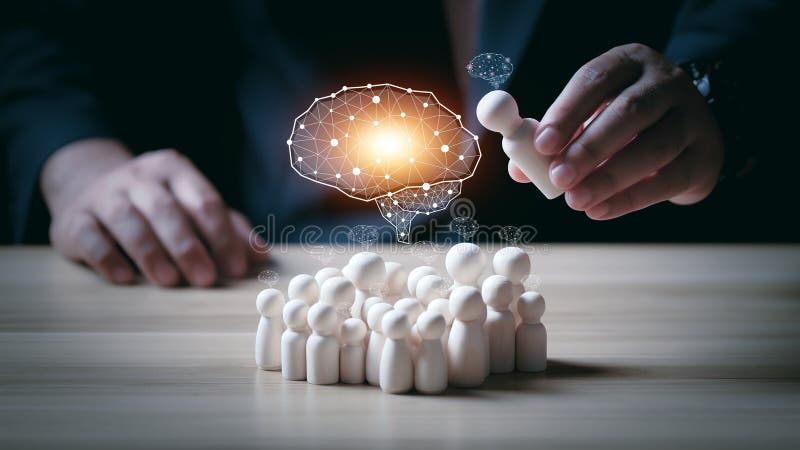 бизнесмен устраивает деревянные куклы с мозгами вместе brainstorming концепция лампочки представляет собой хорошую идею стоковое фото