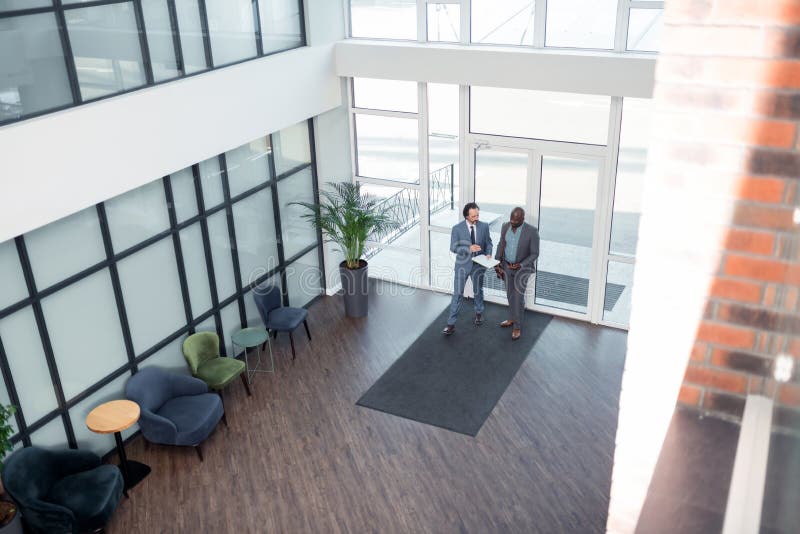 Бизнесмены идя в деловый центр пока имеющ встречу стоковые фото