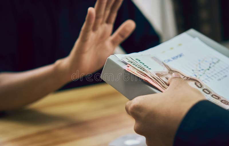 Бизнесмены отказывают получить оплаченными с преимуществами которые делают его работать более быстро чем другие Концепция приняти стоковое фото rf Бизнесмены отказывают получить оплаченными с преимуществами которые делают его работать более быстро чем другие Концепция приняти стоковое фото rf