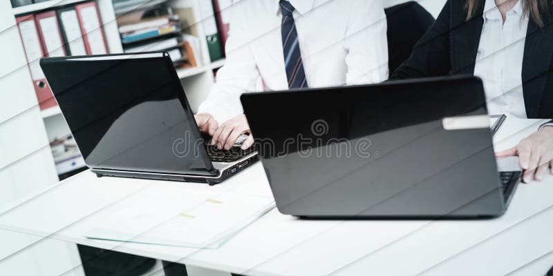 Бизнесмены, работающие над геометрическим шаблоном ноутбука иллюстрация вектора