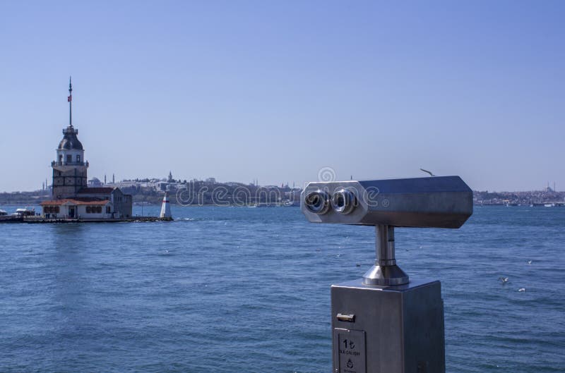 Бинокли морем обозревая Bosphorus и азиатскую часть Стамбула Башня девушки на левой стороне стоковая фотография Бинокли морем обозревая Bosphorus и азиатскую часть Стамбула Башня девушки на левой стороне стоковая фотография