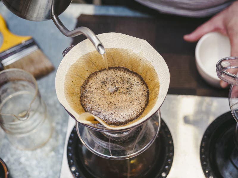 Битник Barista делая руку накапать воду кофе лить на фильтре стоковое фото rf