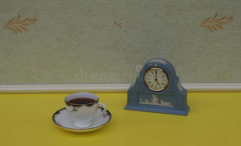 Бледный - голубой дозор Wedgwood, Jasperware, с прикладной плитой сброса белой глины, рядом с английскими чашка и поддонником стоковые изображения Бледный - голубой дозор Wedgwood, Jasperware, с прикладной плитой сброса белой глины, рядом с английскими чашка и поддонником стоковые изображения