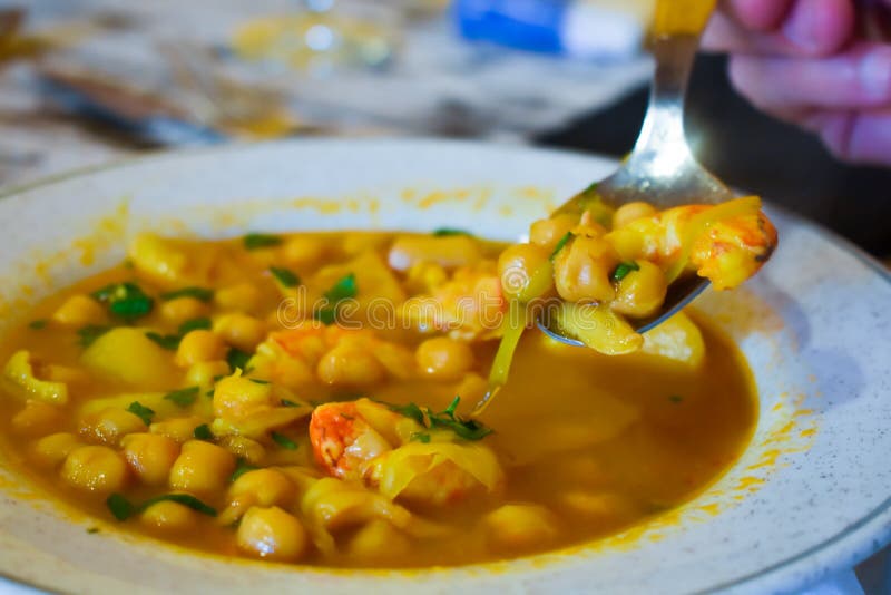 близкий вверх очень вкусной белой плиты горохов цыпленока с петрушкой, лук-пореем и креветкой готовыми на таблице быть съеденным стоковое фото rf близкий вверх очень вкусной белой плиты горохов цыпленока с петрушкой, лук-пореем и креветкой готовыми на таблице быть съеденным стоковое фото rf