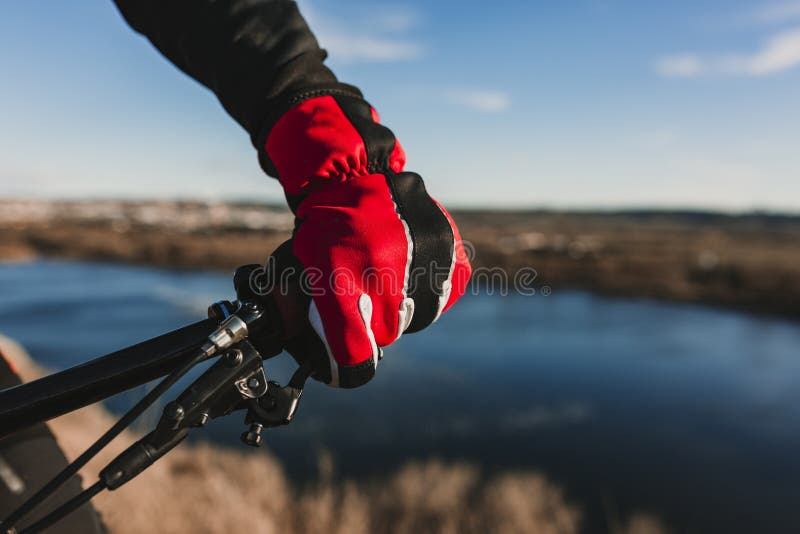 близкий поднимающий вверх взгляд перчатки и handlebar оборудования велосипедиста Человек ехать велосипед вниз со скалистого холма стоковая фотография rf близкий поднимающий вверх взгляд перчатки и handlebar оборудования велосипедиста Человек ехать велосипед вниз со скалистого холма стоковая фотография rf