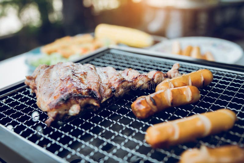 Близкий поднимающий вверх гриль с мясом и сосиской готовыми для общаться, который нужно отпраздновать на outsite домой стоковая фотография rf Близкий поднимающий вверх гриль с мясом и сосиской готовыми для общаться, который нужно отпраздновать на outsite домой стоковая фотография rf