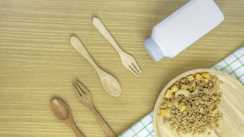 Близкий поднимающий вверх шар granola с деревянными ложкой и плитой на деревянной предпосылке таблицы r изолированный в белизне К стоковое изображение rf Близкий поднимающий вверх шар granola с деревянными ложкой и плитой на деревянной предпосылке таблицы r изолированный в белизне К стоковое изображение rf