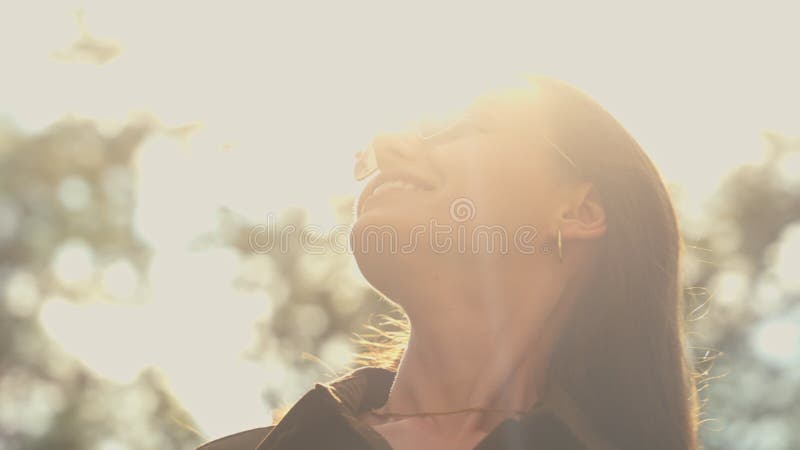 Близко Кавказ стильная счастливая женщина в городе надеть солнцезащитные очки улыбаясь девушка наслаждаясь солнечной погодой на ул сток-видео