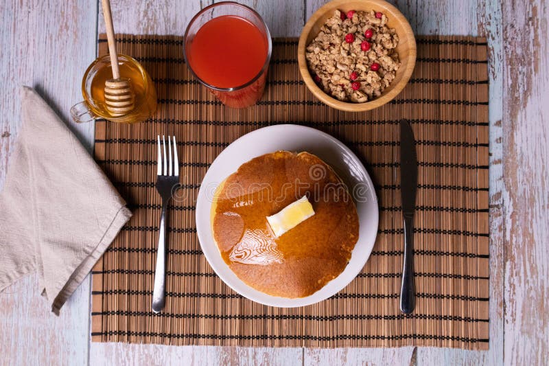 Блинный завтрак с медом и гранолой стоковые фото