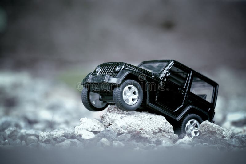 блэк четырехколесный автомобиль модели игрушки, исследовать в лесу стоковое изображение rf блэк четырехколесный автомобиль модели игрушки, исследовать в лесу стоковое изображение rf