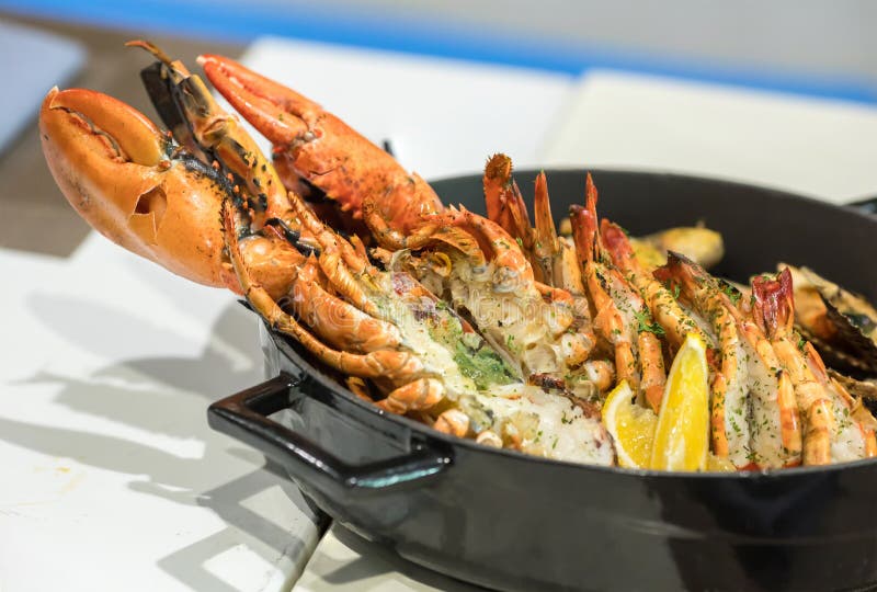 Блюда из морепродуктов. Жареные омар и морепродукты в кастрюле. стоковые изображения