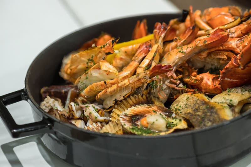 Блюда из морепродуктов. Жареные омар и морепродукты в кастрюле. стоковое изображение rf