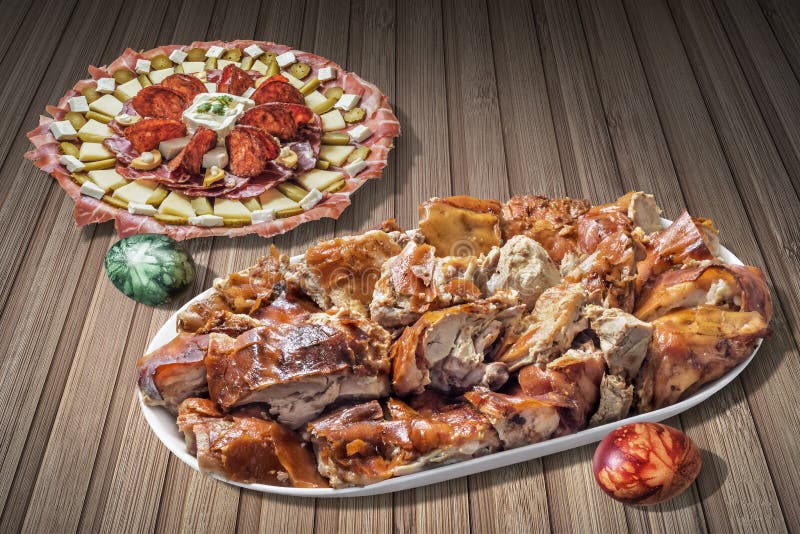 Блюдо Meze закуски смачное и зажаренные в духовке вертелом куски мяса свинины при пасхальные яйца установленные на деревенскую де стоковые изображения Блюдо Meze закуски смачное и зажаренные в духовке вертелом куски мяса свинины при пасхальные яйца установленные на деревенскую де стоковые изображения