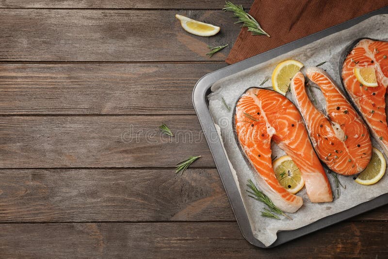 Блюдо выпечки с свежими сырцовыми salmon стейками стоковое изображение rf Блюдо выпечки с свежими сырцовыми salmon стейками стоковое изображение rf