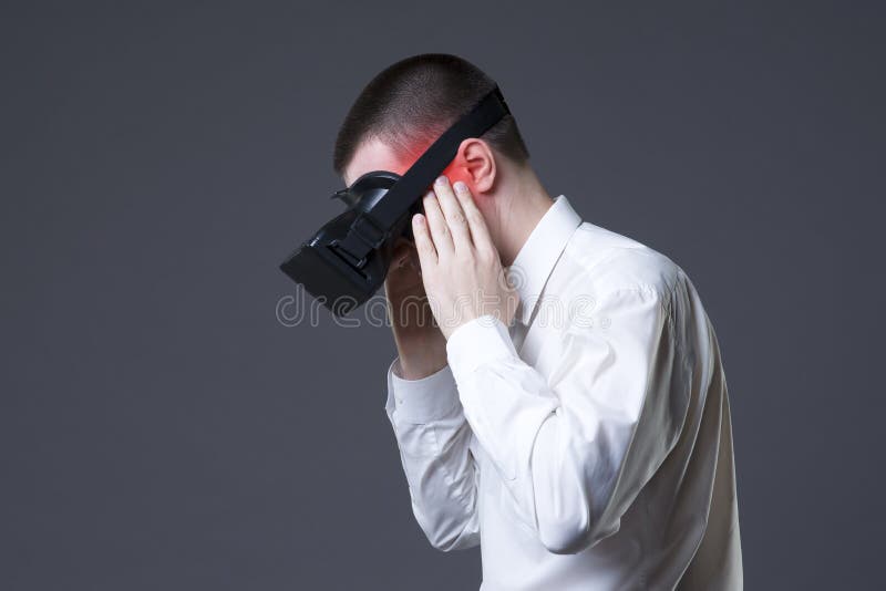 Боль, головная боль и мигрень Vr после стекел виртуальной реальности польз стоковое фото rf