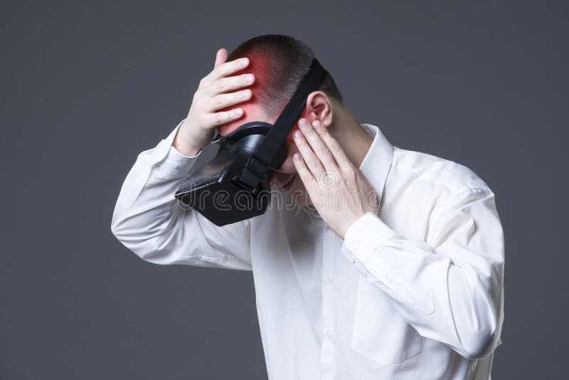 Боль, головная боль и мигрень Vr после стекел виртуальной реальности польз стоковые изображения rf