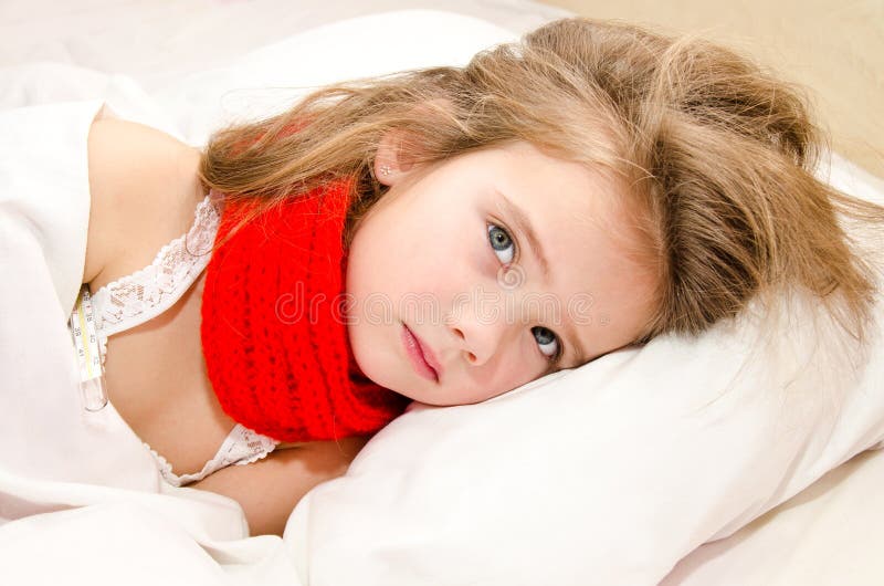 Больная маленькая девочка лежа в кровати Стоковое Изображение .