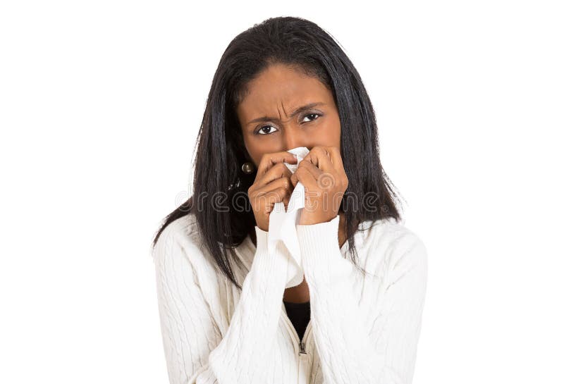 Больная молодая женщина с аллергией, семенозачатки, холод, дуя нос ...